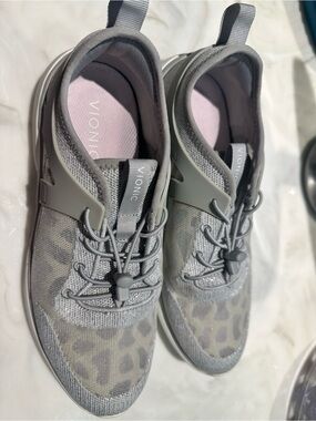 Vionic Women's Gray Leopard Knit Slip-On Lace Sneaker